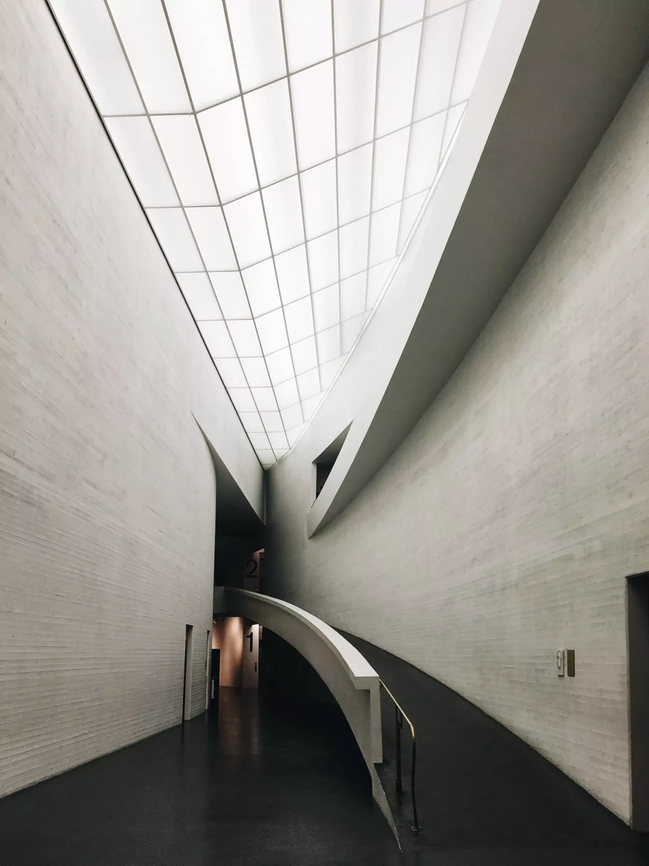 Uma rampa ao longo de uma parede curva no Museu Kiasma, Helsinque, Finlândia